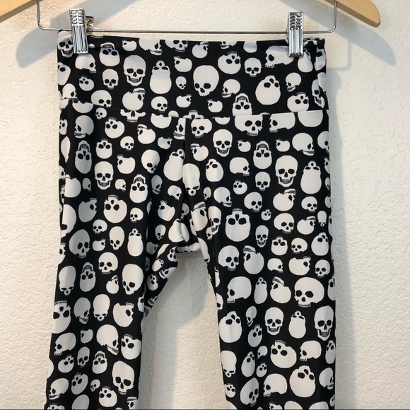 Onzie Skull Print High Basic Capri Leggings - Picture 4 of 16